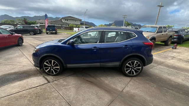 Used 2017 Blue Nissan SL image 2