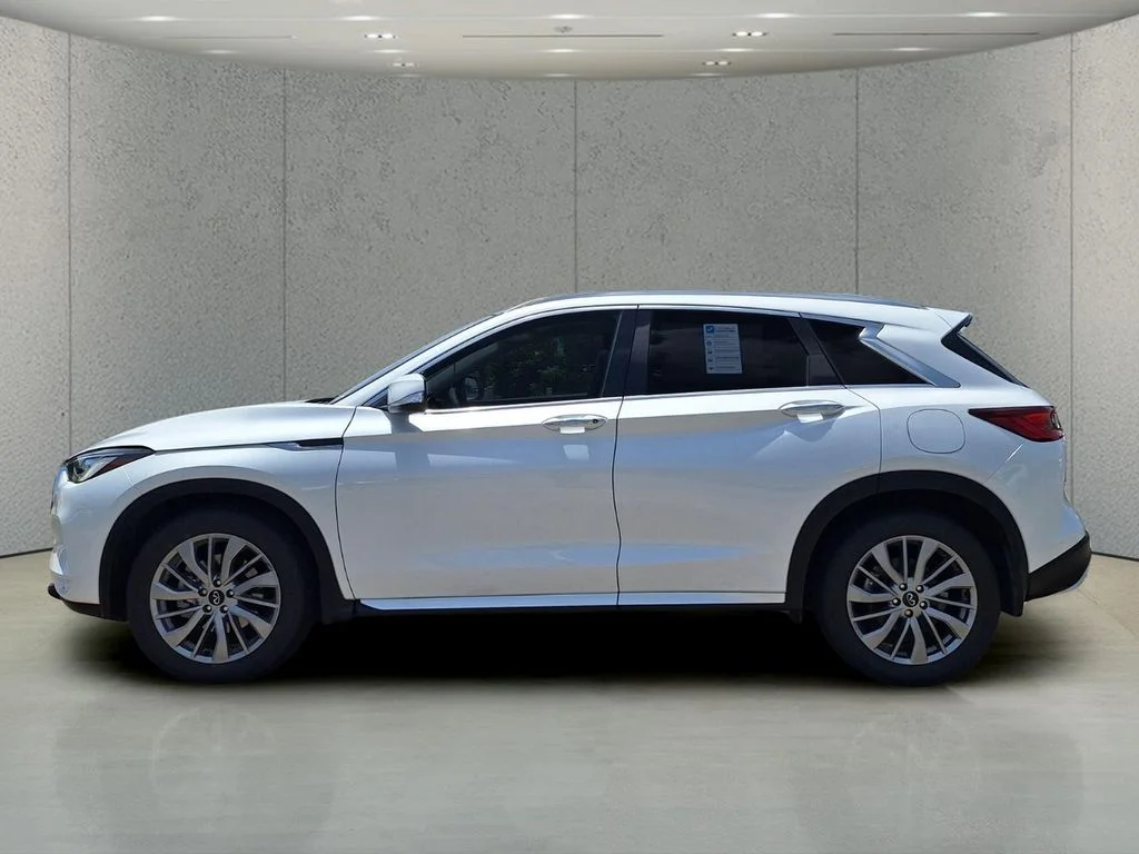 Used 2023 White INFINITI LUXE image 8
