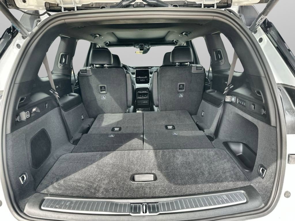 New 2025 Bright White Clear-Coat Exterior Paint Jeep Overland image 18