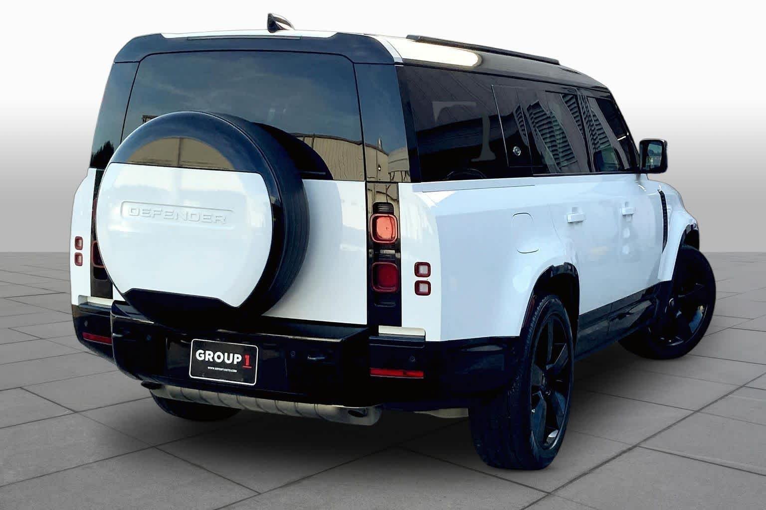 Used 2024 Fuji White Land Rover X-Dynamic SE image 12