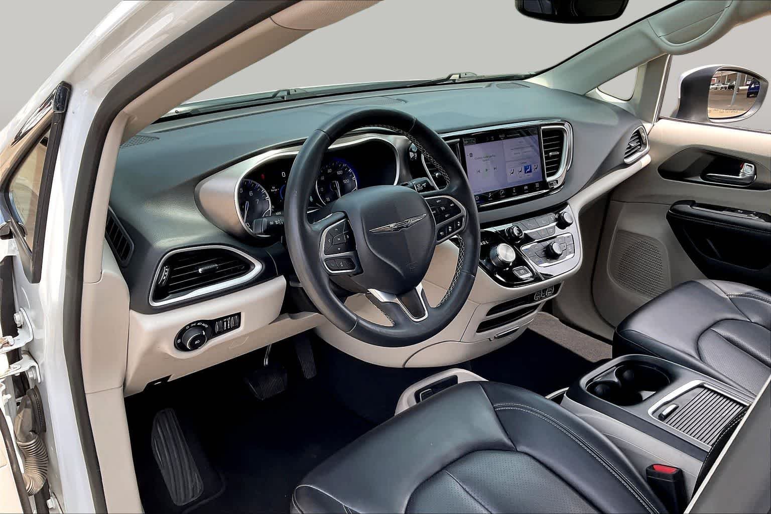 Used 2023 Bright White Clearcoat Chrysler Touring L image 29