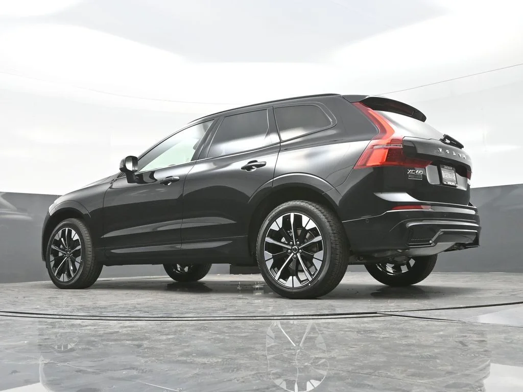 2026 Volvo XC60 Plus - Photo 16