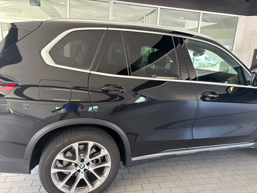 Used 2024 Black BMW sDrive40i image 8