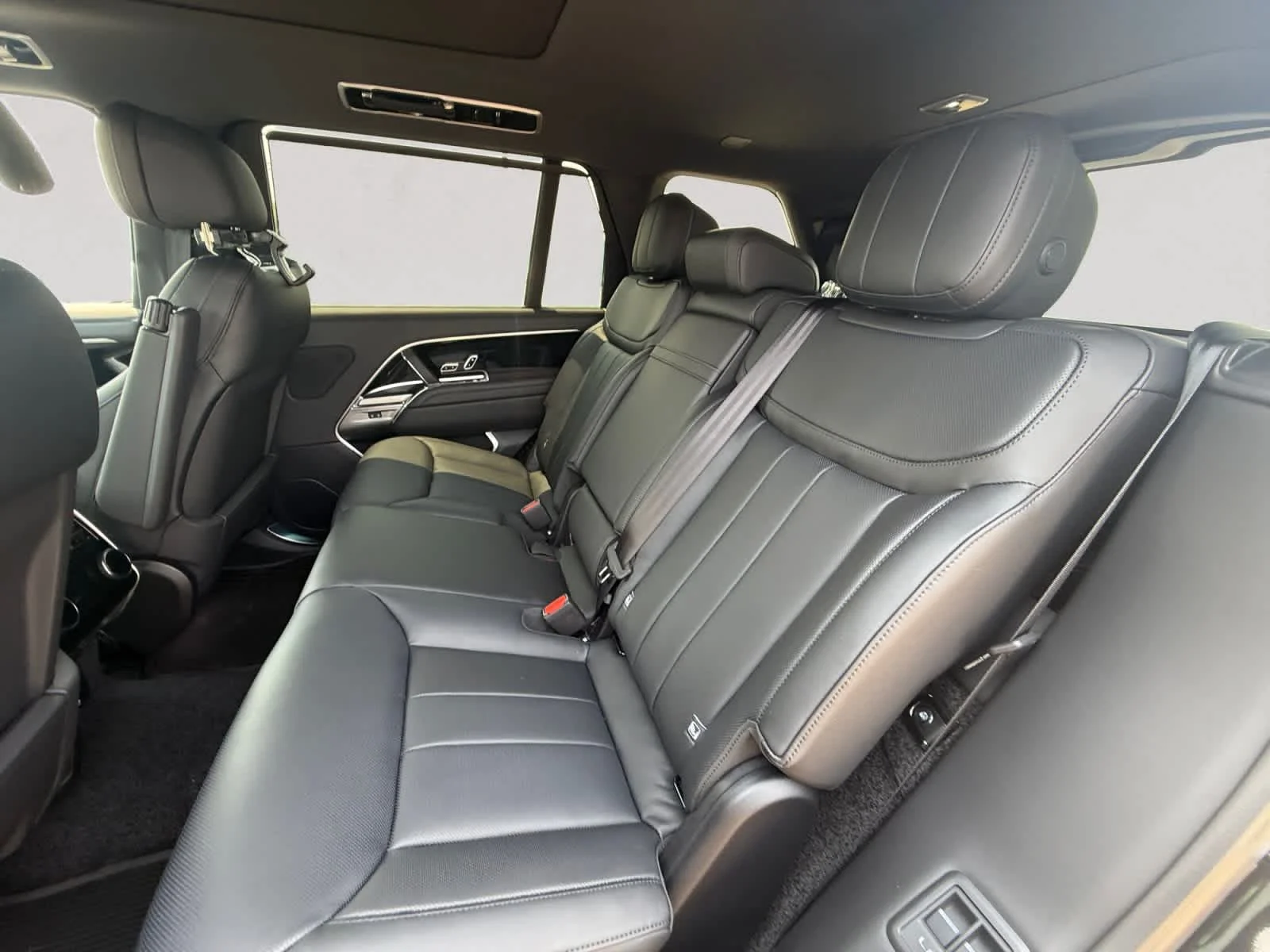 New 2026 Santorini Black Land Rover SE image 13