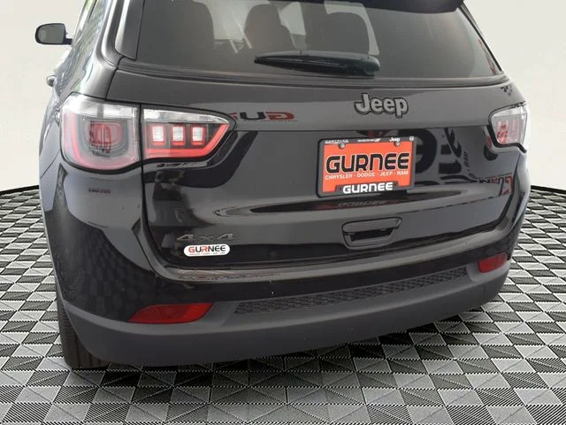 New 2026 Diamond Black Crystal Pearl-Coat Exterior Paint Jeep Latitude image 3