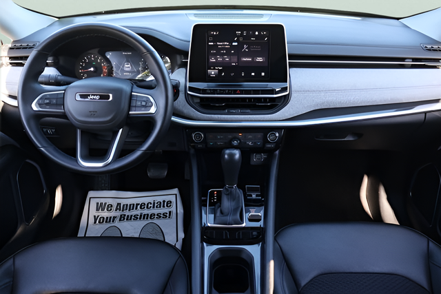 Used 2022 Silver Jeep Latitude image 13