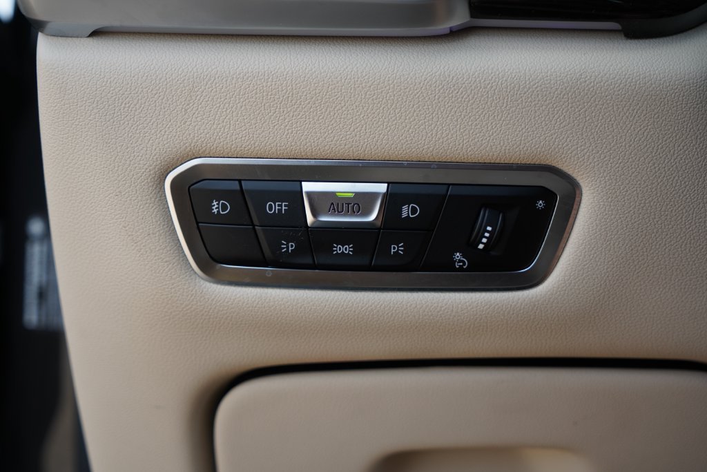 Used 2020 Dark Graphite BMW sDrive40i image 20
