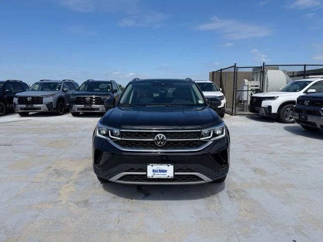Certified Used 2023 Black Volkswagen 1.5T SEL image 2