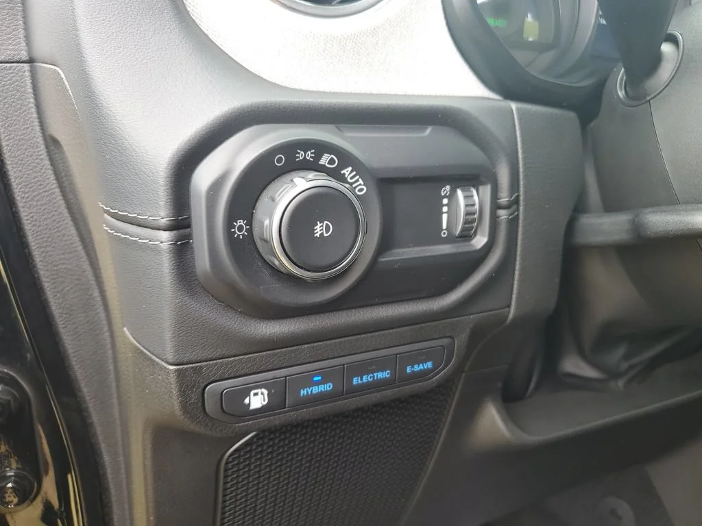 Used 2024  Jeep Sahara image 23