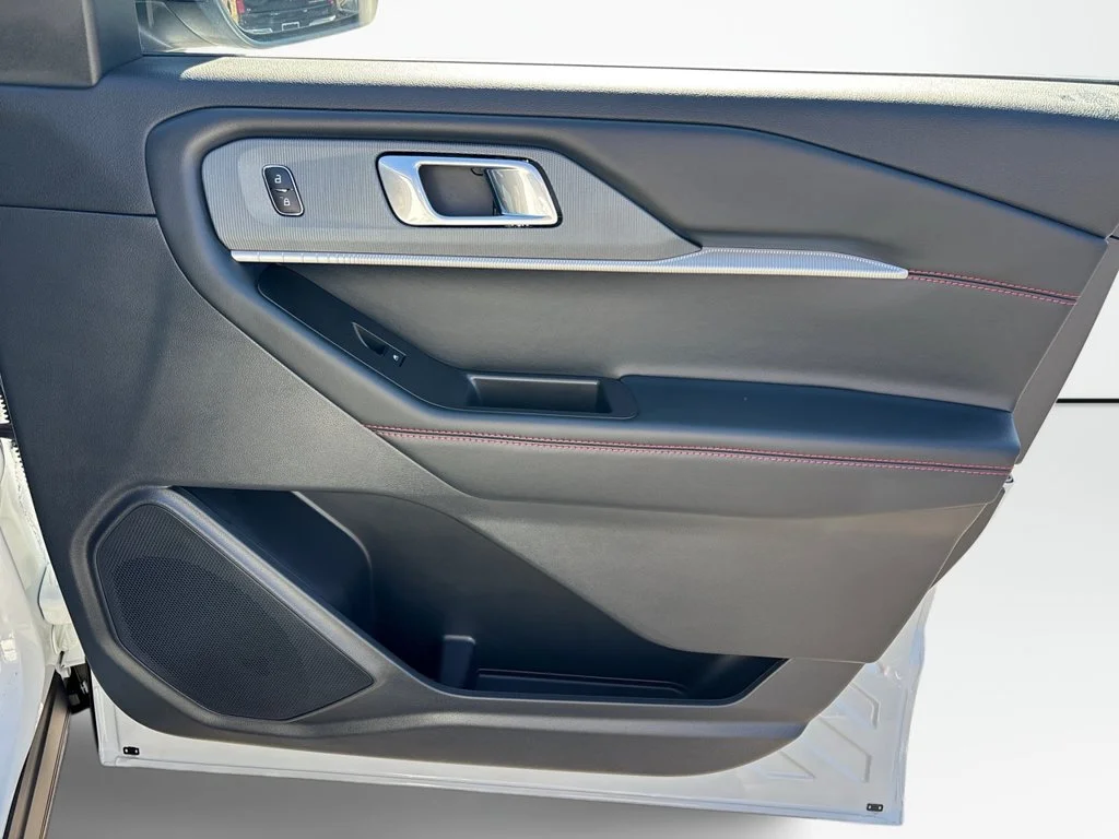 New 2027 Star White Metallic Tri-Coat Ford ST-Line image 15