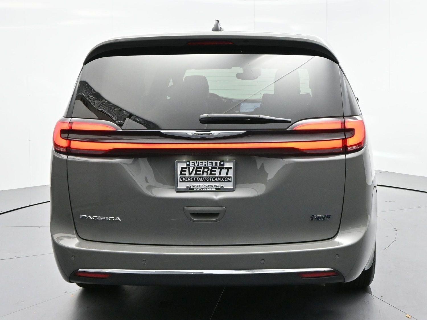 Used 2025 Gray Chrysler Select image 6
