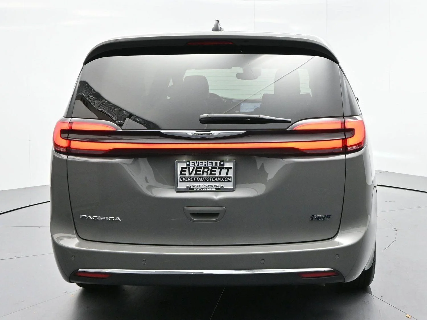 Used 2025 Gray Chrysler Select image 6