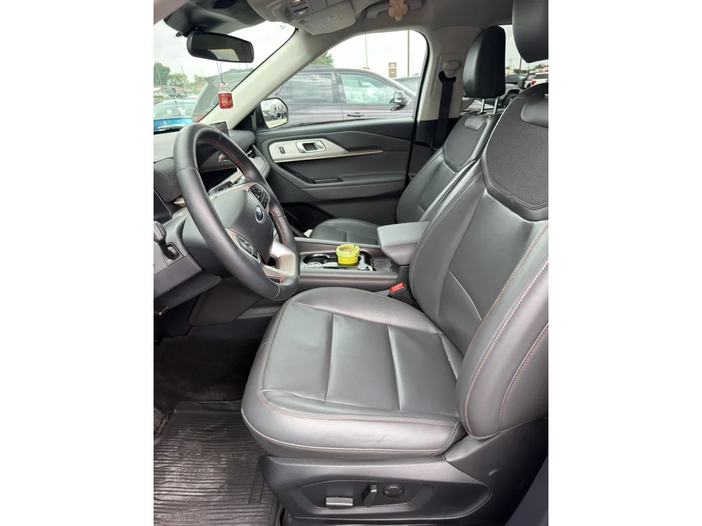 Used 2025 Vapor Blue Metallic Ford Active image 7