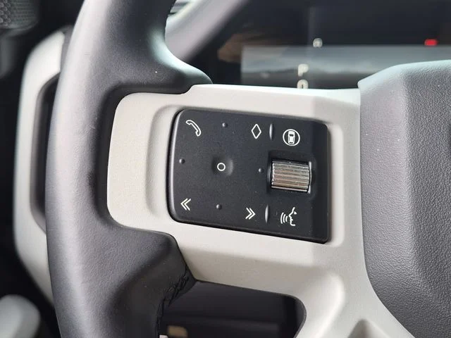 Used 2024  Land Rover SE image 17