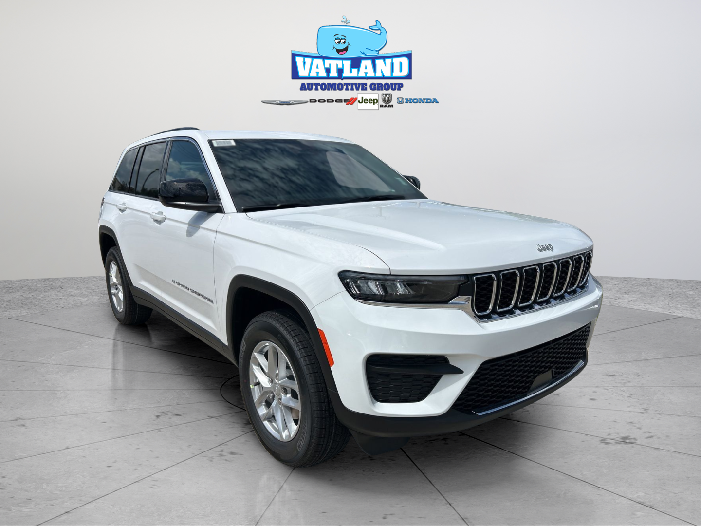 New 2026 Bright White Clear-Coat Exterior Paint Jeep Laredo image 22