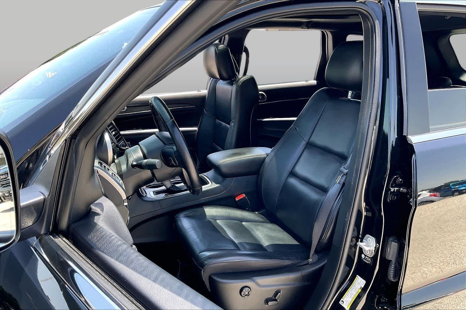 Used 2022 Diamond Black Crystal Pearlcoat Jeep Limited image 8
