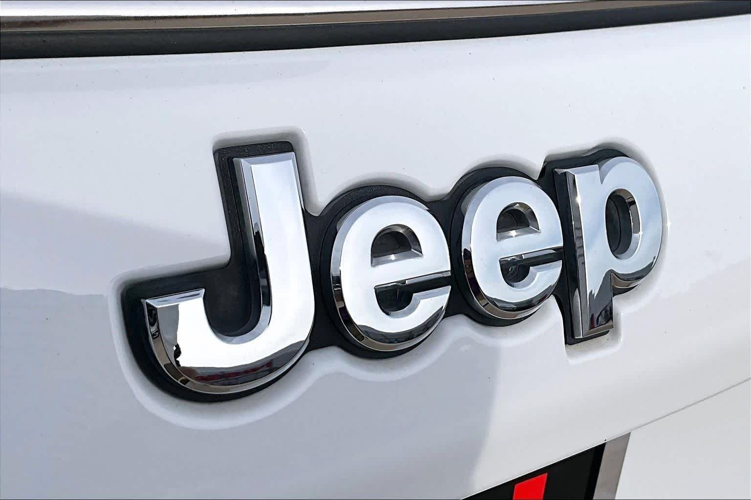Used 2025 Bright White Clearcoat Jeep Limited image 28