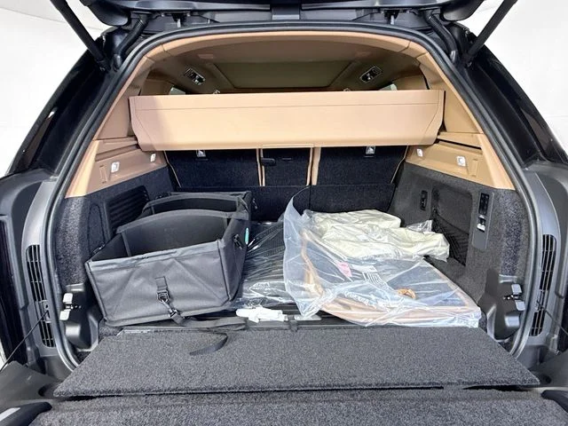 New 2026 Obsidian Black Satin Land Rover SV Signature Suite image 28