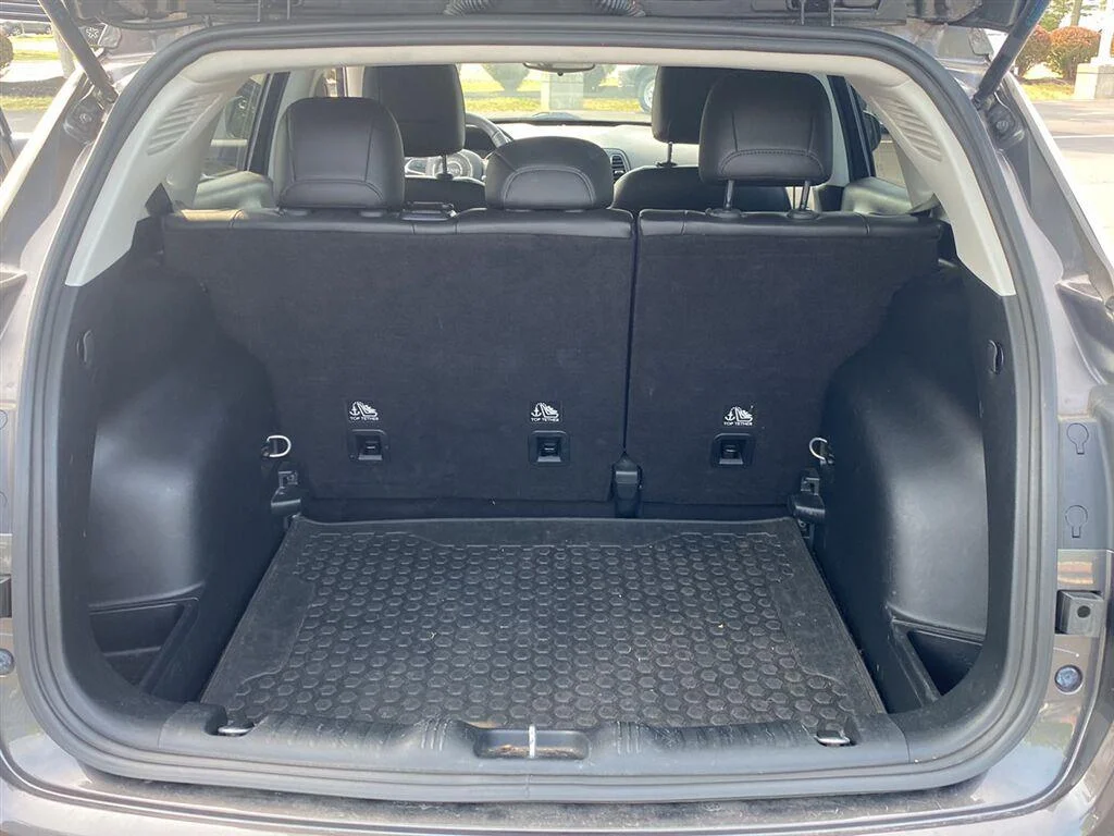 Used 2018 Granite Crystal Metallic Clearcoat Jeep Latitude image 14