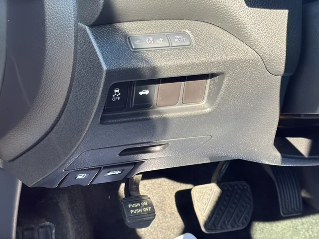 Used 2015 Blue Nissan 2.5 S image 28