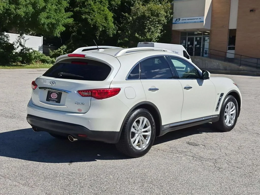 Used 2017 White INFINITI Base image 3