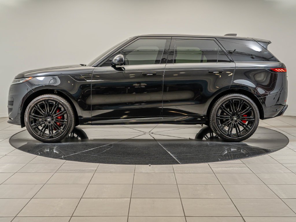 Used 2024 Black Land Rover Dynamic SE image 5