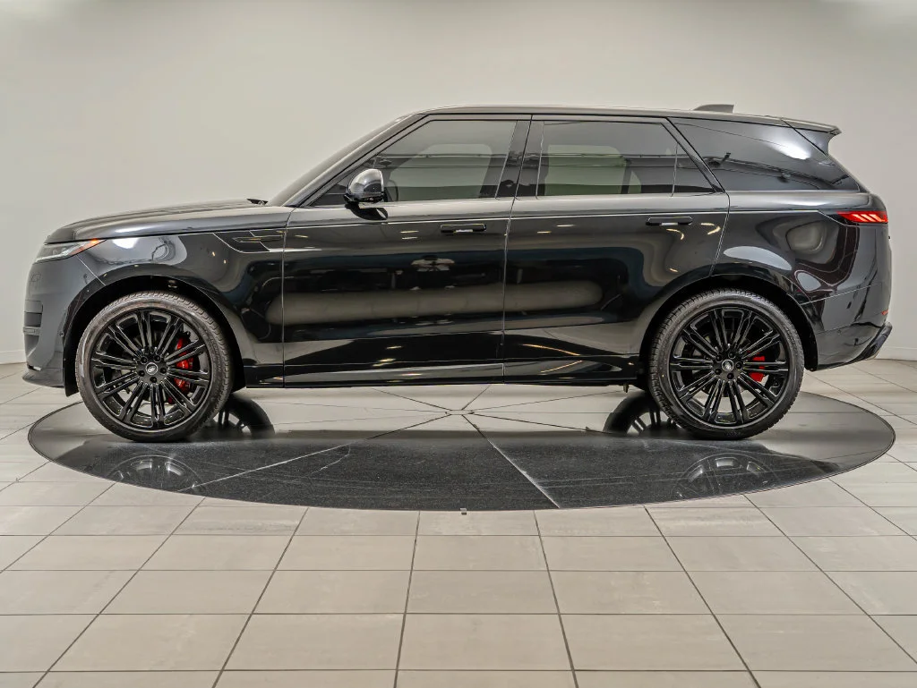 Used 2024 Black Land Rover Dynamic SE image 5