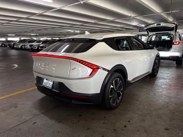 Certified Used 2024 White Kia Light image 3