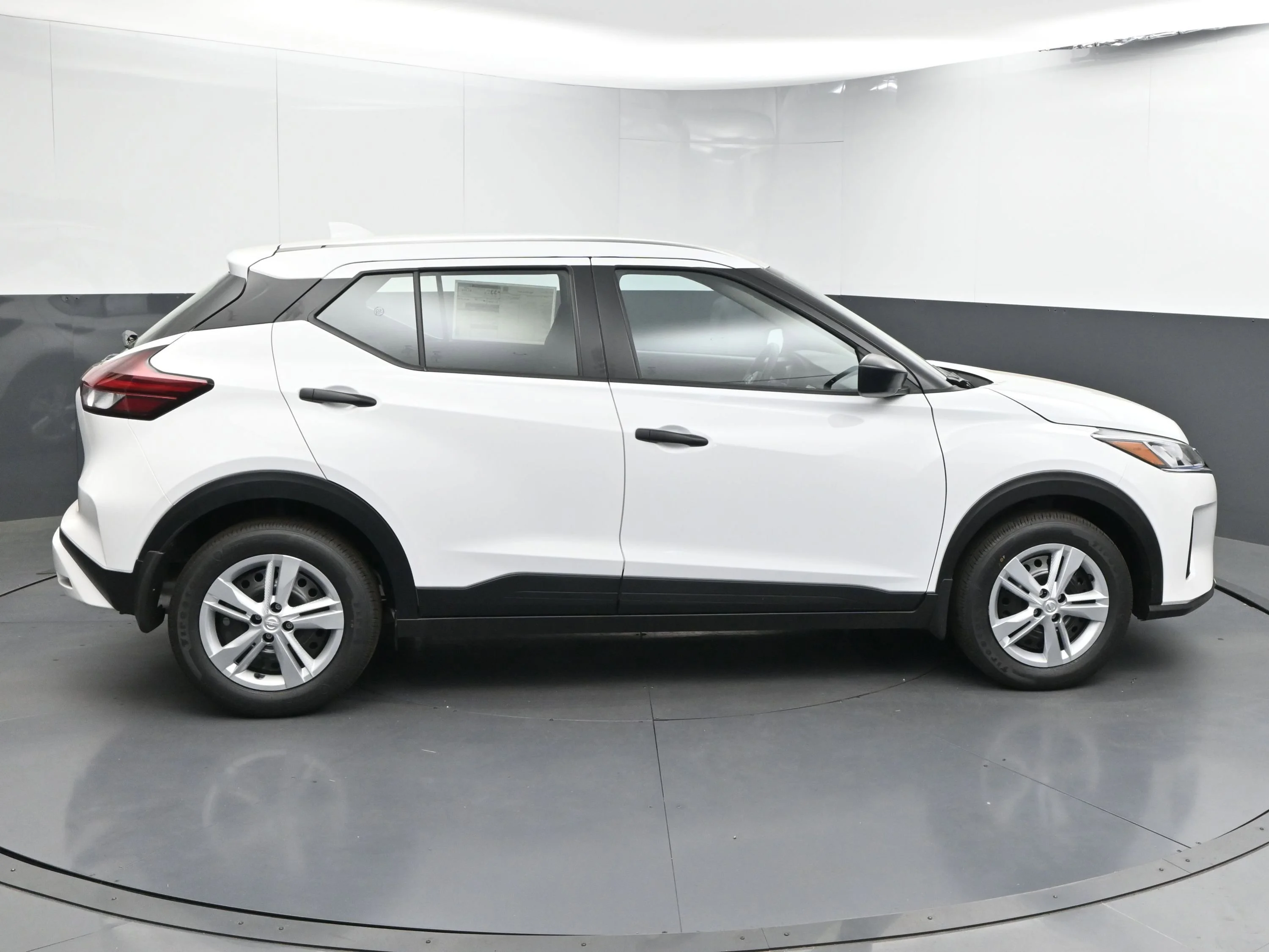 2025 Nissan KICKS PLAY Base - Photo 8