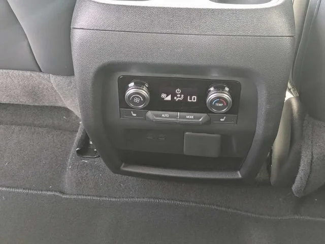 New 2027 Glacier White Tricoat GMC Elevation image 15
