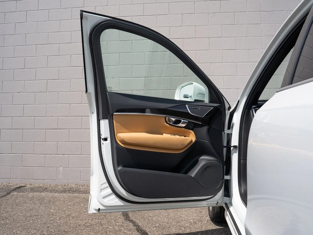 Used 2018 White Volvo T6 Momentum image 15