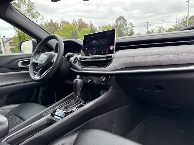 Used 2024 Bright White Clearcoat Jeep Latitude image 22