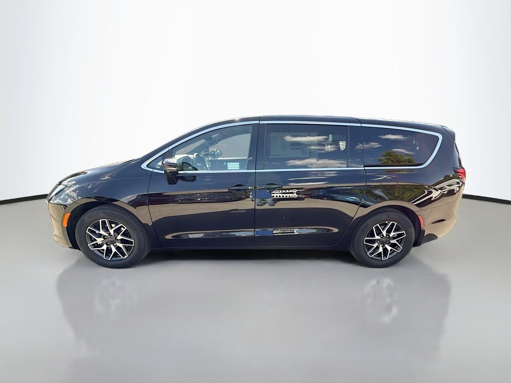 New 2027 Diamond Black Crystal Pearl-Coat Exterior Paint Chrysler Limited image 7