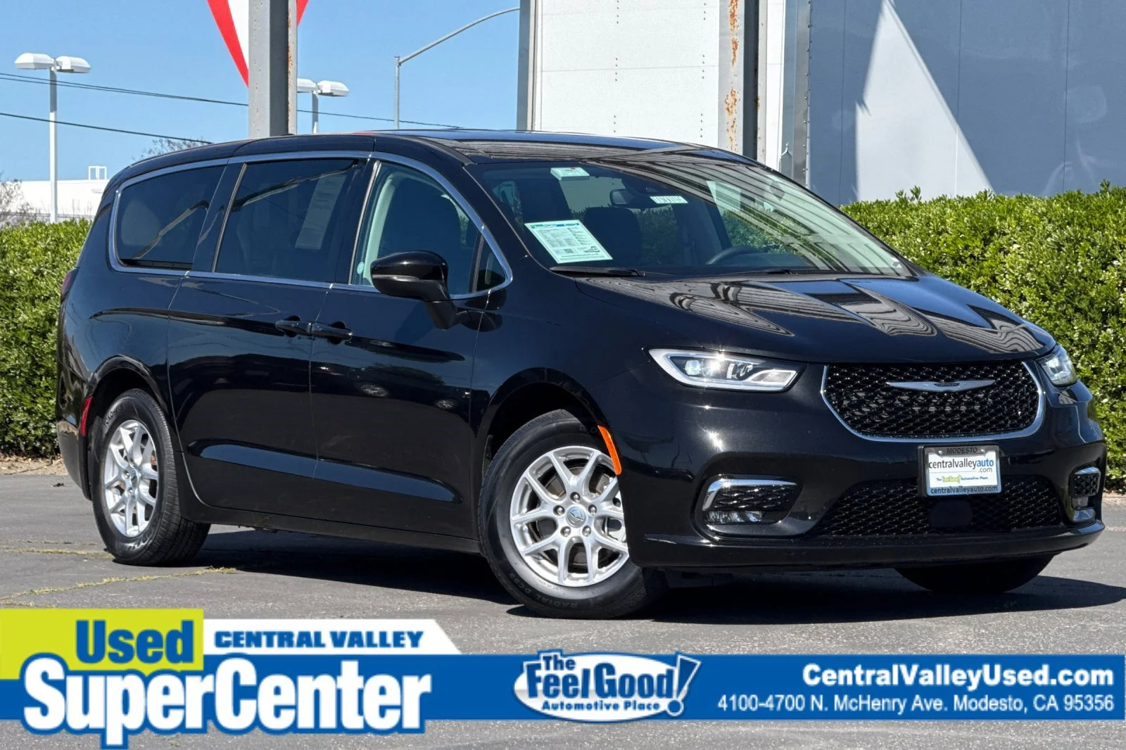 2023 Chrysler Pacifica Touring L's photo