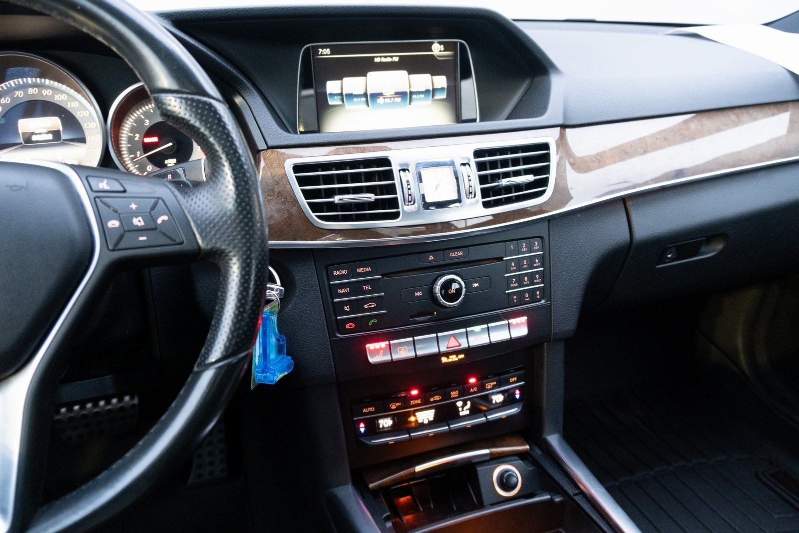 2016 Mercedes Benz E 350 4MATIC photo 3