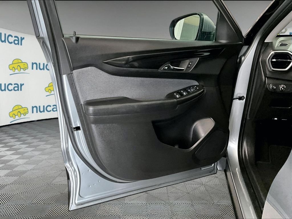 Used 2025 Sterling Gray Metallic Chevrolet LT image 9