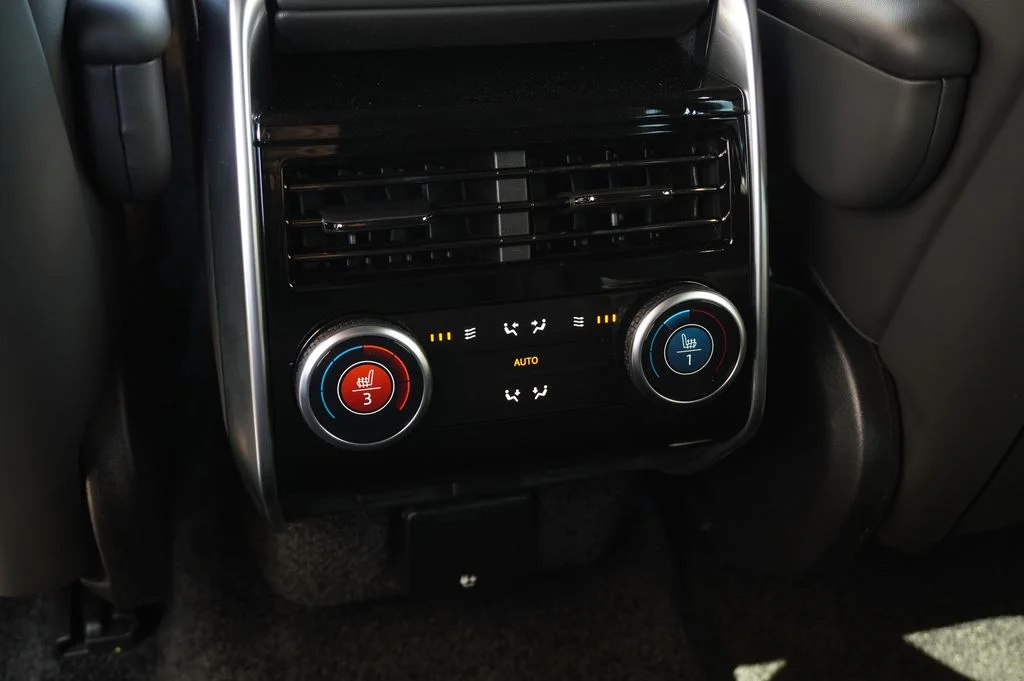 New 2026 Flux Silver Satin Land Rover SE image 32
