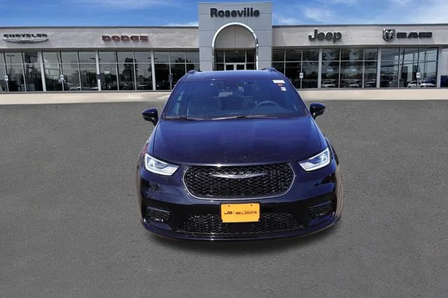 New 2026 Diamond Black Crystal Pearl-Coat Exterior Paint Chrysler Limited image 9
