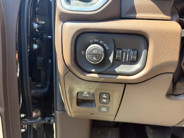 New 2027 Diamond Black Crystal Pearl-Coat Exterior Paint RAM Laramie image 17