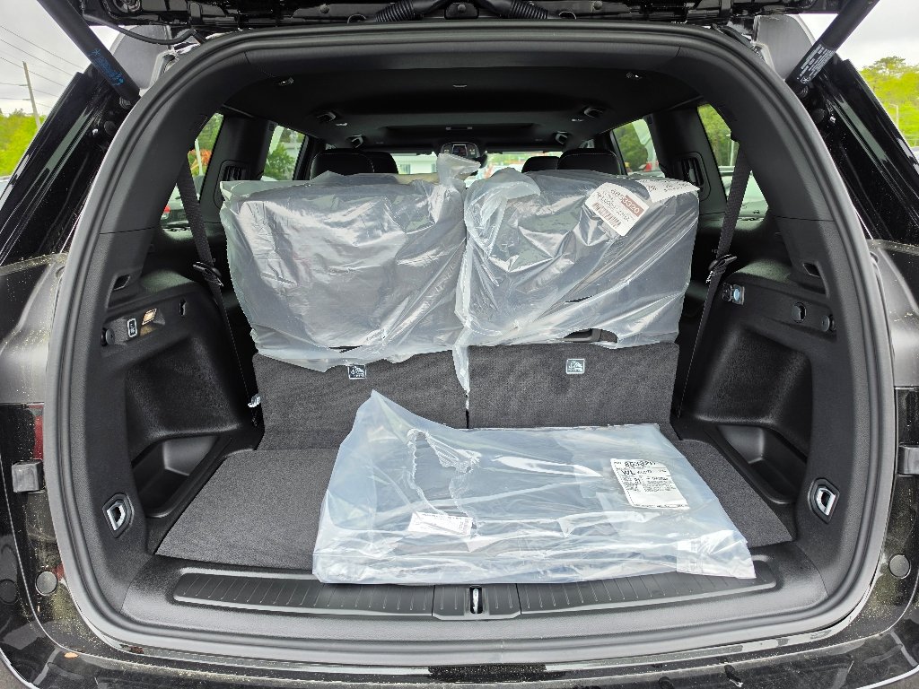 New 2026 Diamond Black Crystal Pearl-Coat Exterior Paint Jeep Laredo image 6