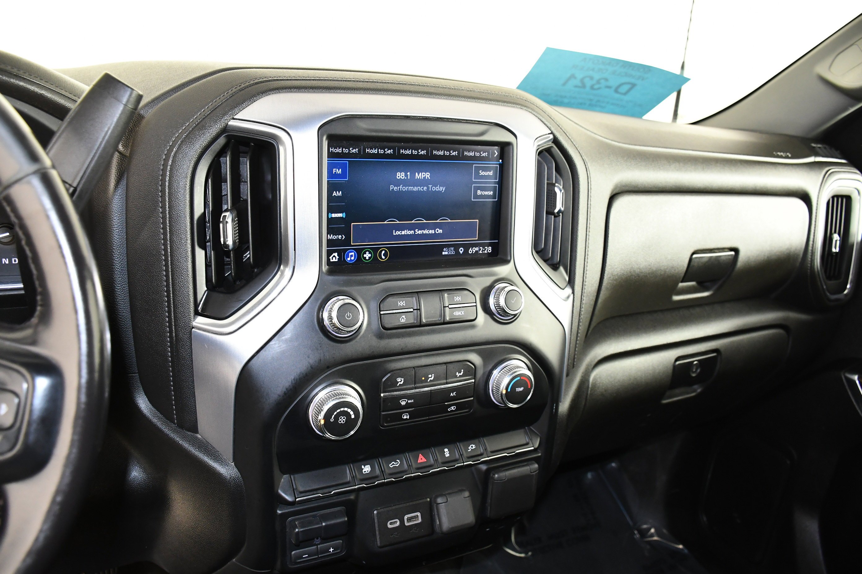 Used 2022 White GMC SLE image 28