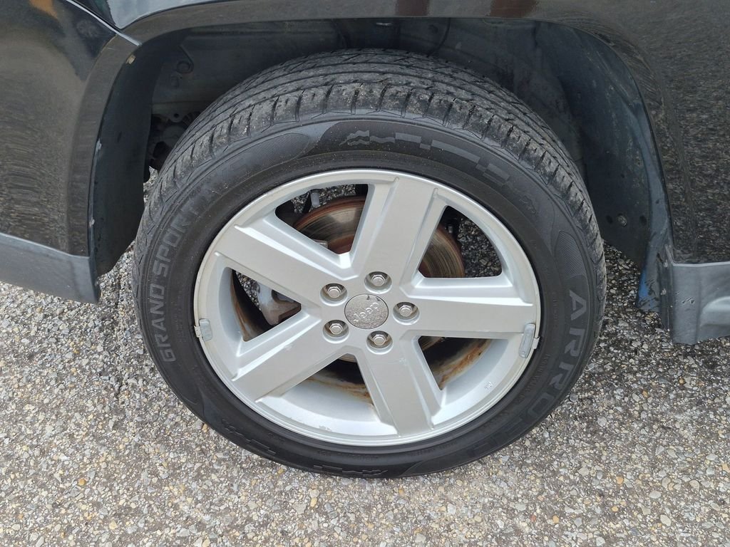 Used 2014 Black Jeep Latitude image 11