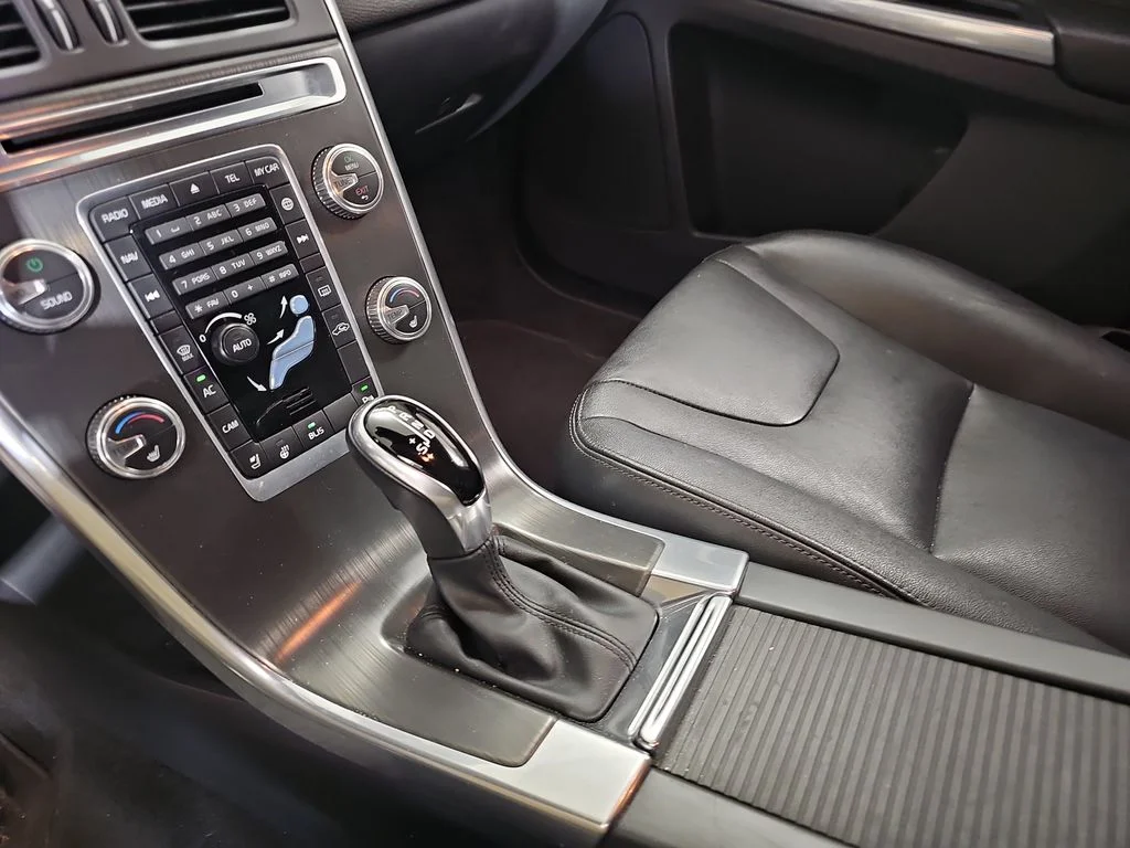 Used 2015 Silver Volvo T6 image 27