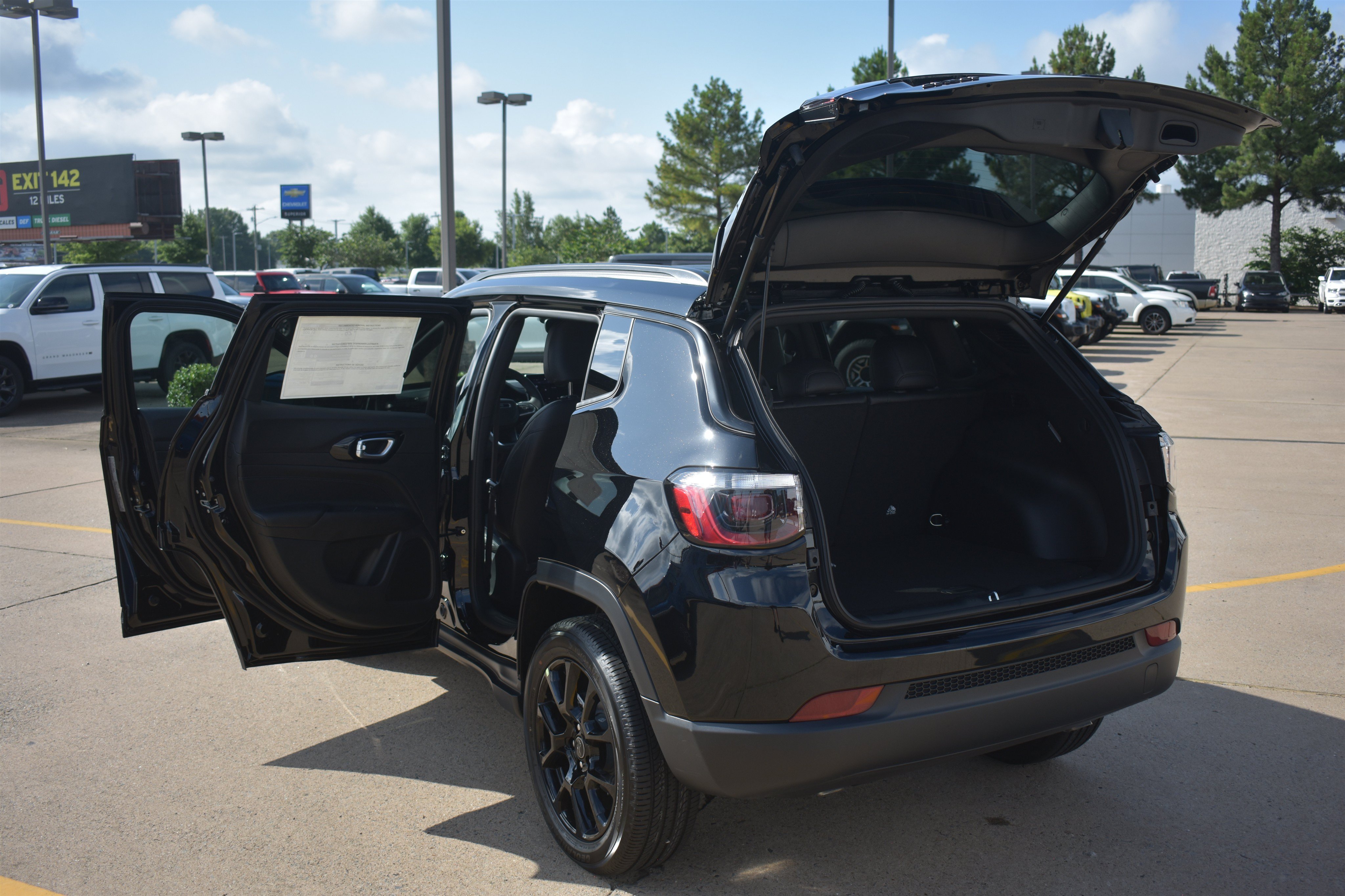 New 2026 Diamond Black Crystal Pearlcoat Jeep Latitude Altitude image 16