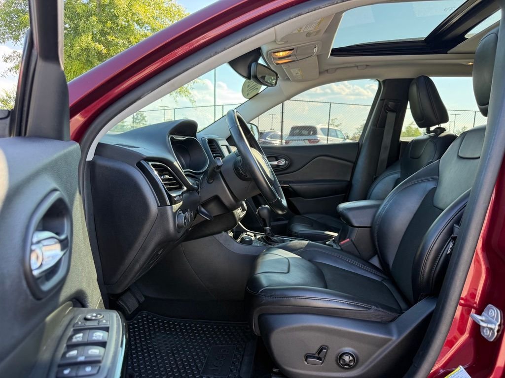 Used 2020 Red Jeep Latitude Plus image 24