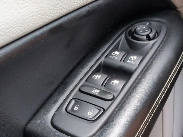 Certified Used 2020 Olive Green Pearlcoat Jeep Latitude image 22