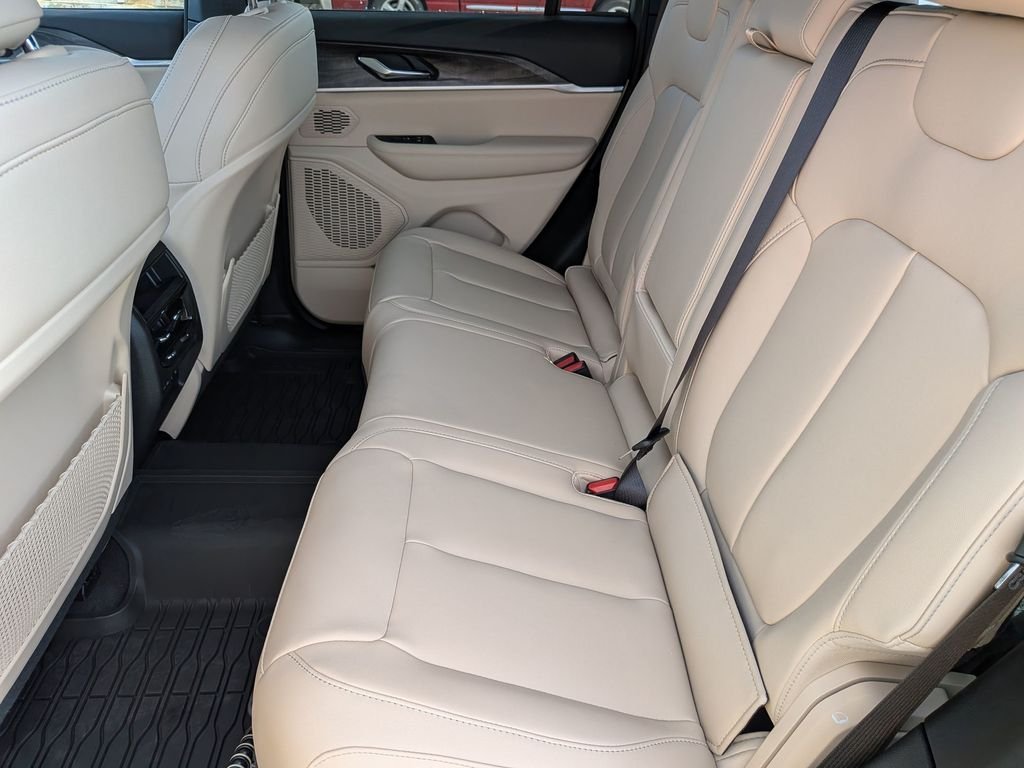 New 2026 Bright White Clear-Coat Exterior Paint Jeep Limited image 27