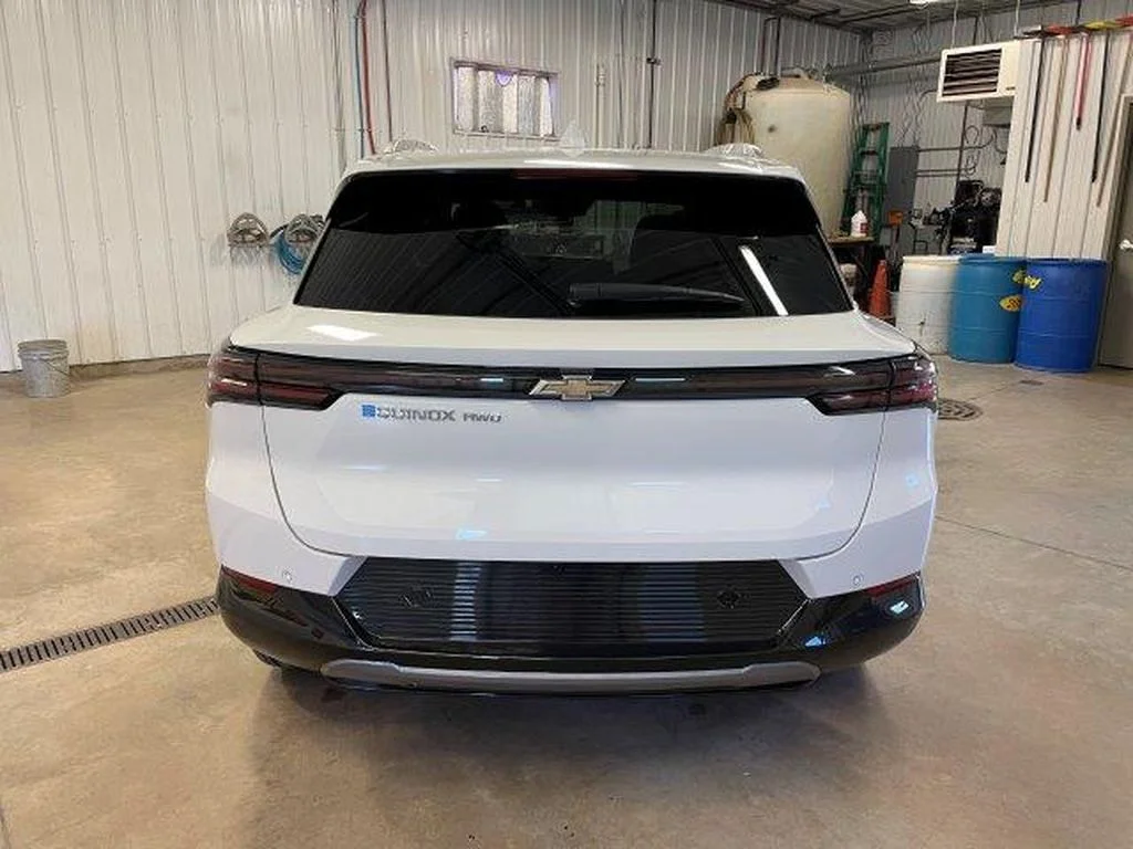 Used 2024 Summit White Chevrolet LT image 7