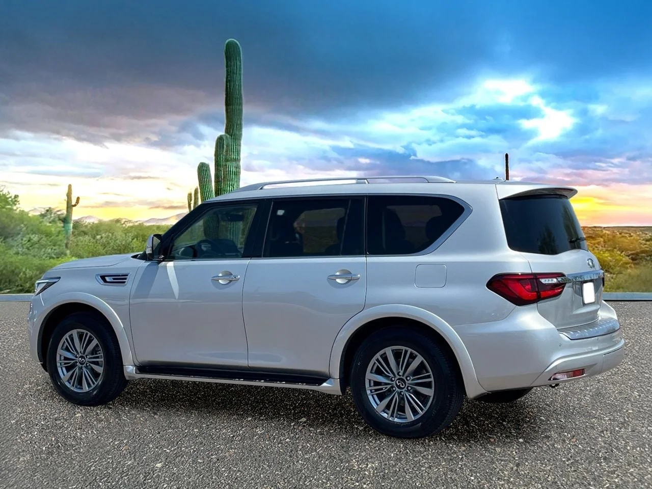 Used 2022 Liquid Platinum INFINITI Luxe image 4