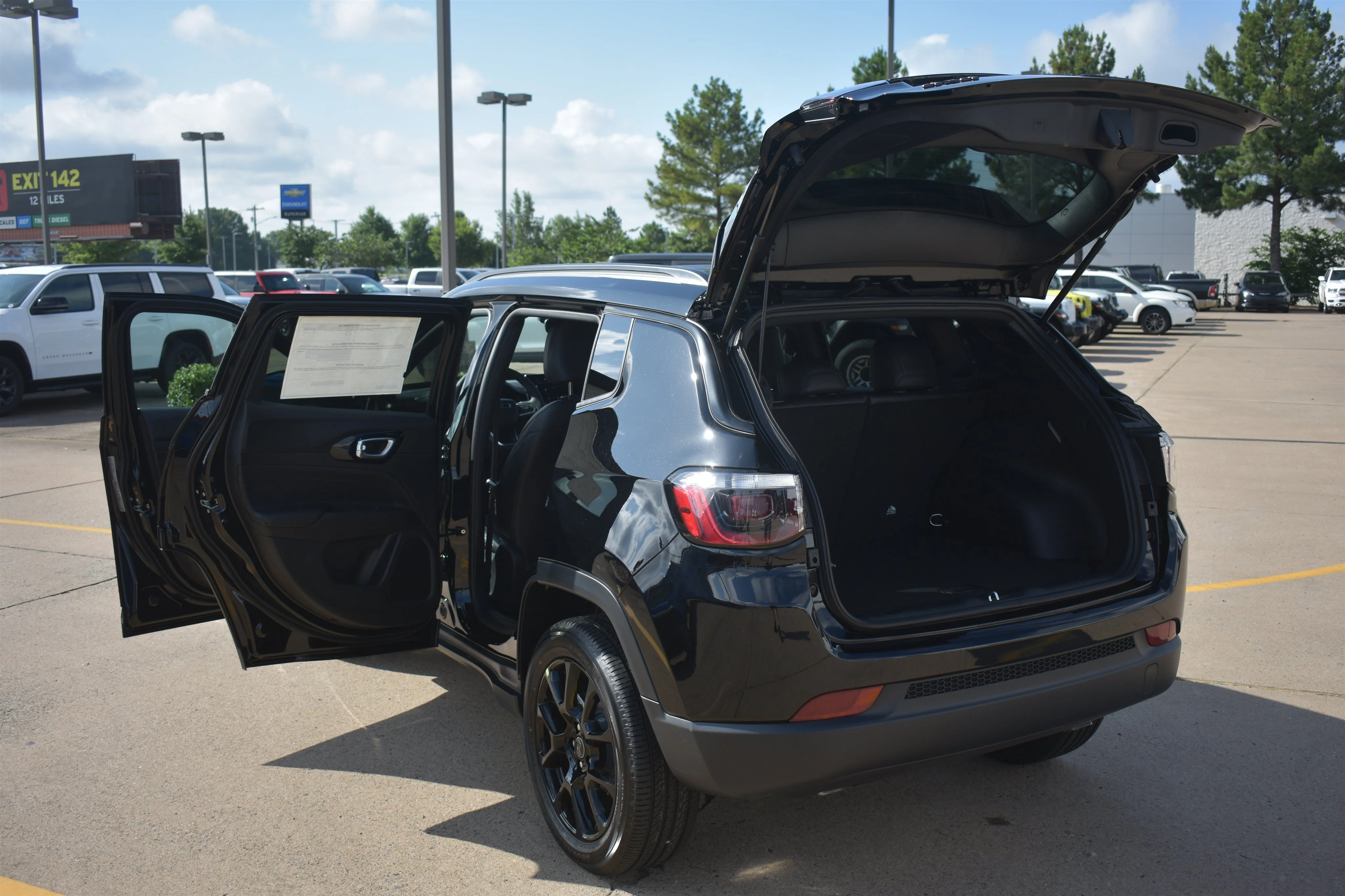 New 2026 Diamond Black Crystal Pearlcoat Jeep Latitude Altitude image 16